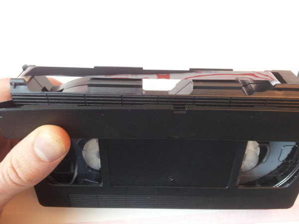 VHS-Kassette geöffnet
